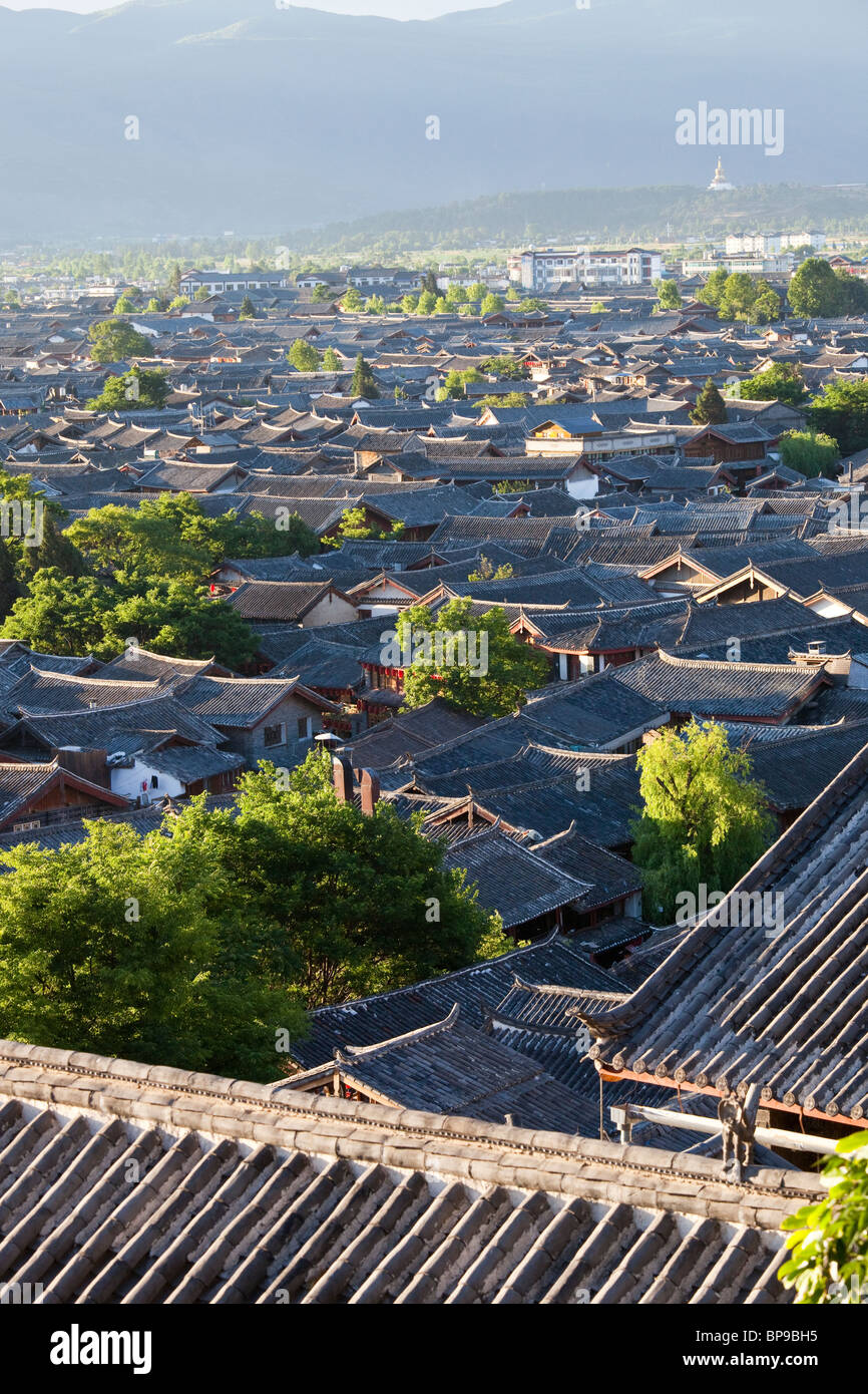 Rooftop view of the old town in Lijiang, Yunnan Province, China Stock ...
