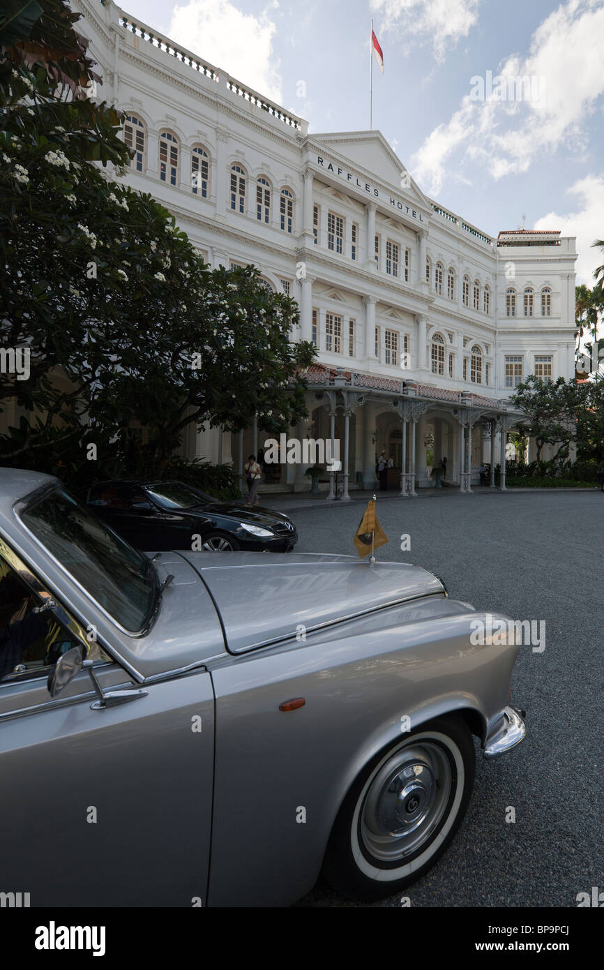 Daimler limousine parked in front of Raffles Hotel, Singapore Stock Photo