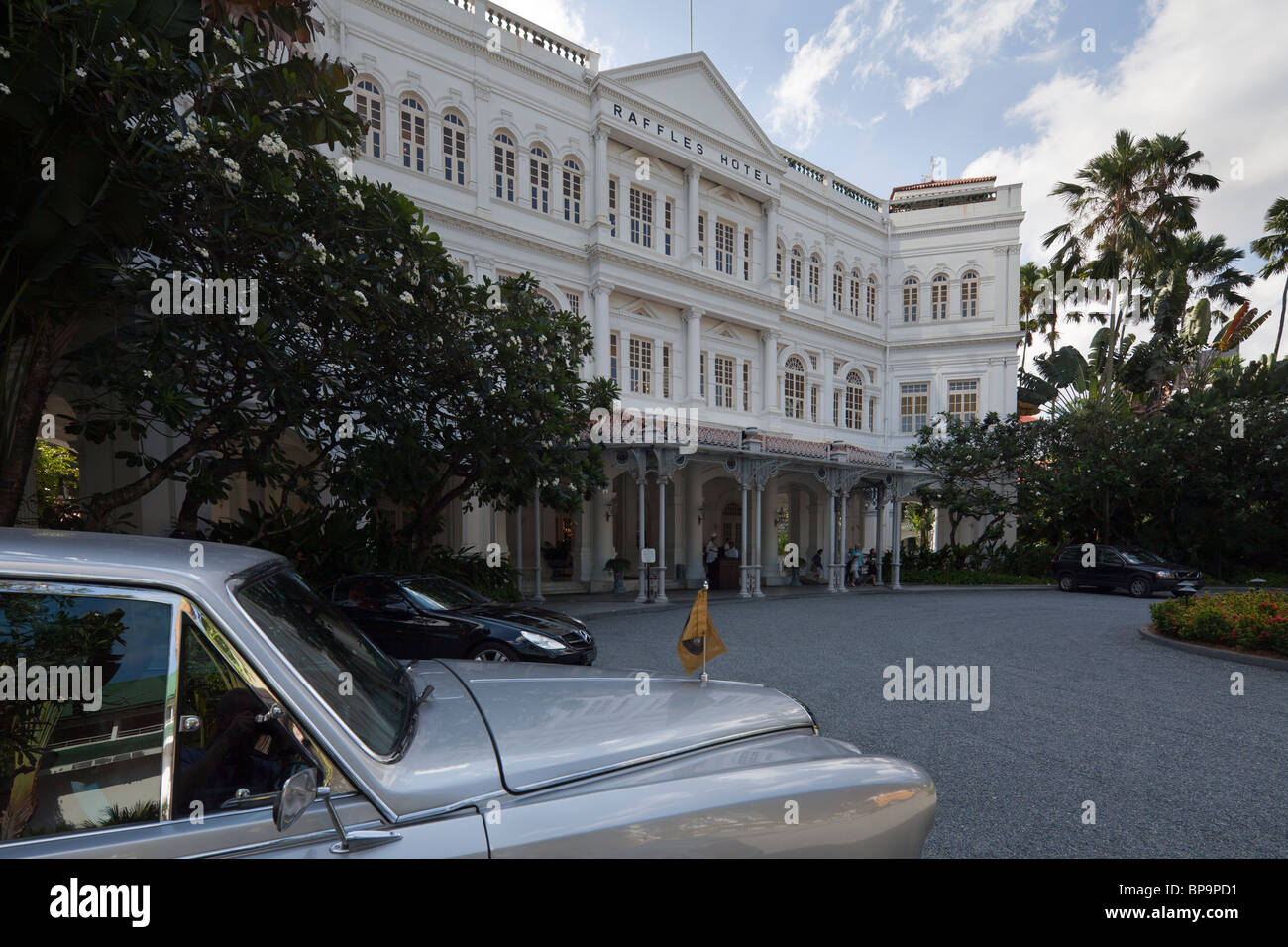 Daimler limousine parked in front of Raffles Hotel, Singapore Stock Photo