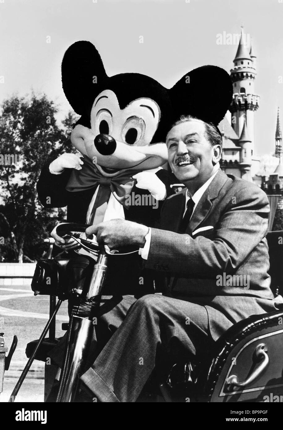 MICKEY MOUSE & WALT DISNEY CARTOON CHARACTER & ANIMATOR (1955) Stock Photo