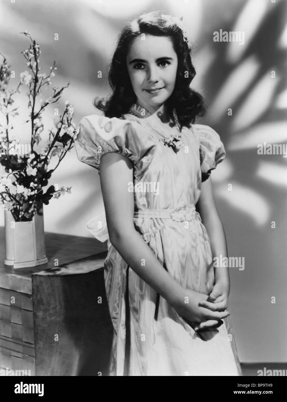 ELIZABETH TAYLOR THE WHITE CLIFFS OF DOVER (1944 Stock Photo Alamy