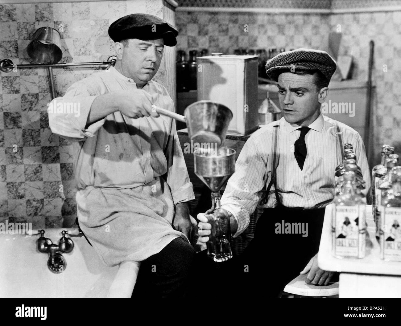 JAMES CAGNEY & FRANK MCHUGH THE ROARING TWENTIES (1939 Stock Photo