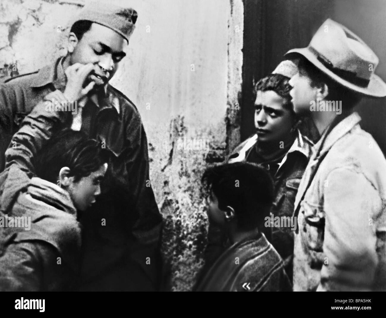 SOLDIER, CHILDREN, PAISA, 1946 Stock Photo