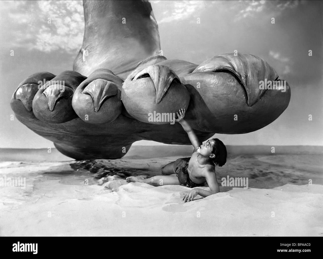 SABU CRUSHED BY GENIE'S FOOT THE THIEF OF BAGDAD (1940) Stock Photo