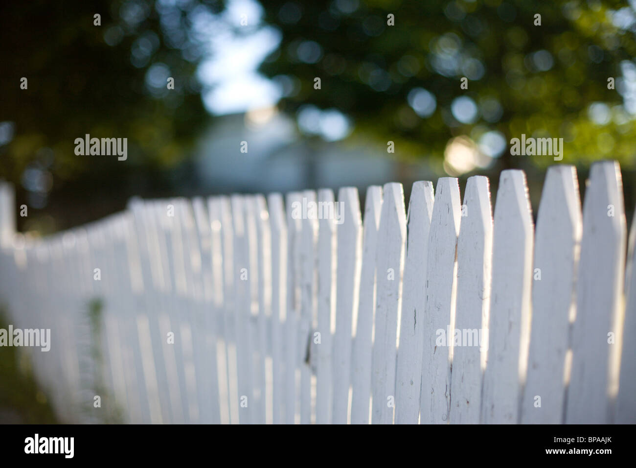 White classic fence hi-res stock photography and images - Alamy