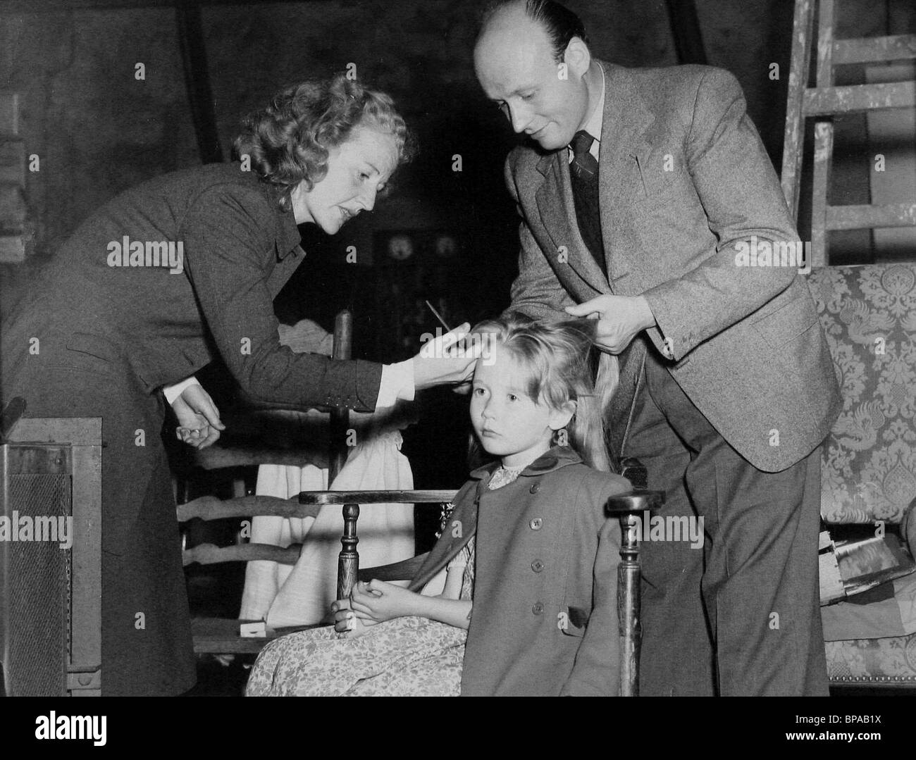 MARY HAYLEY-BELL, JULIET MILLS, ON SET HAIRDRESSER, THE HISTORY OF MR. POLLY, 1949 Stock Photo