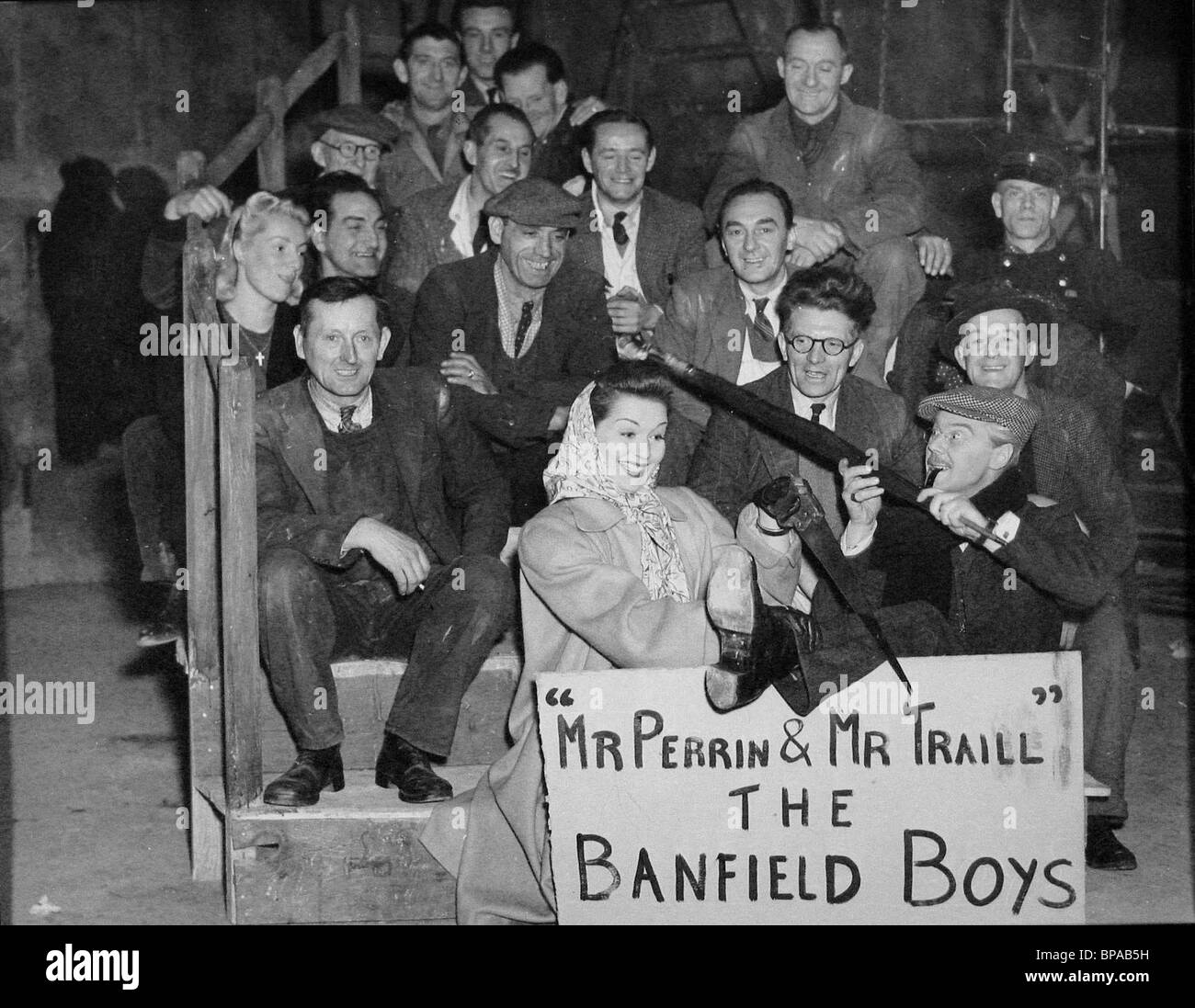 GRETA GYNT, MARIUS GORING WITH THE BANFIELD BOYS, MR. PERRIN AND MR. TRAILL, 1948 Stock Photo