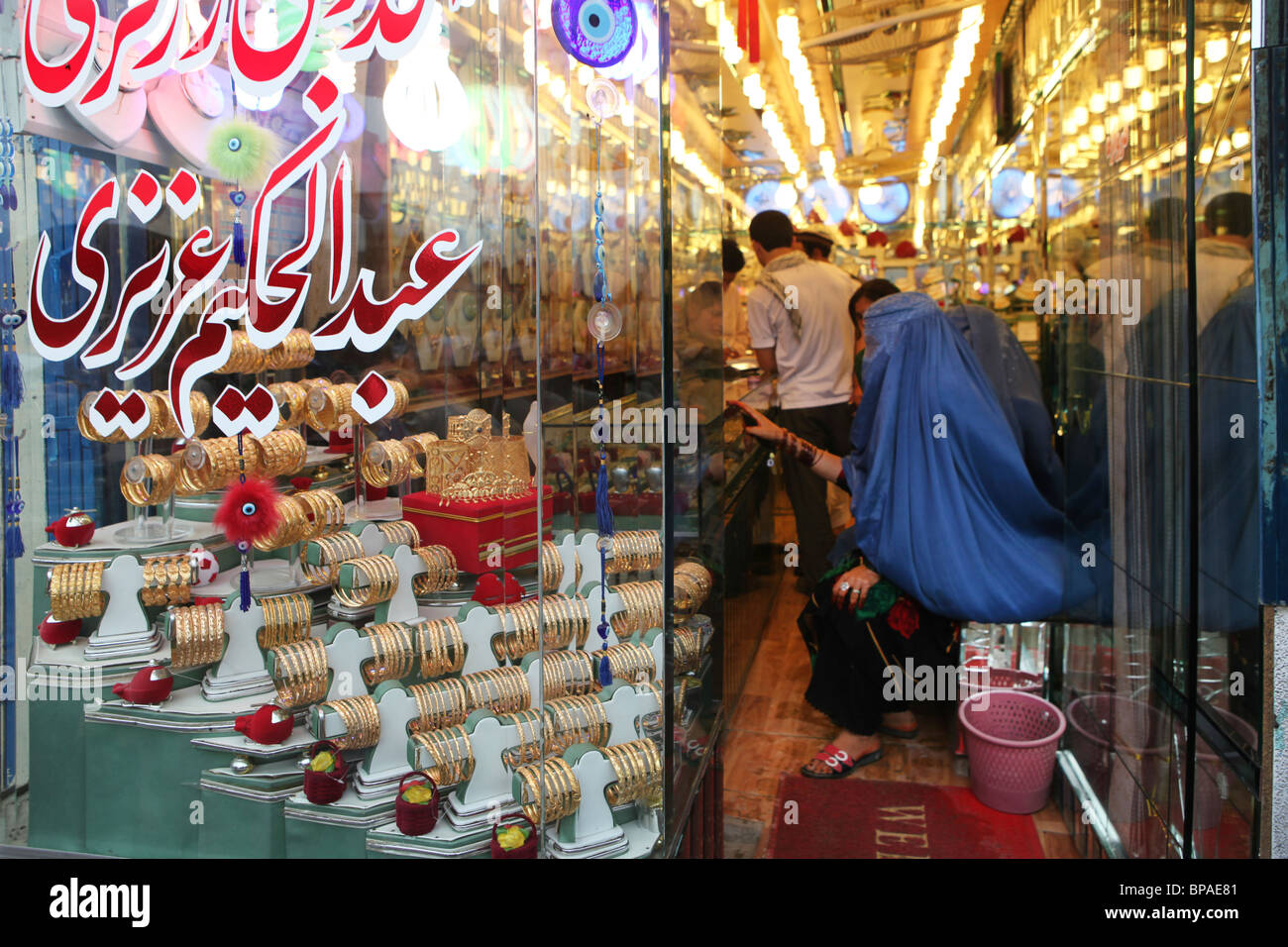 Gold jewelry trader hires stock photography and images Alamy