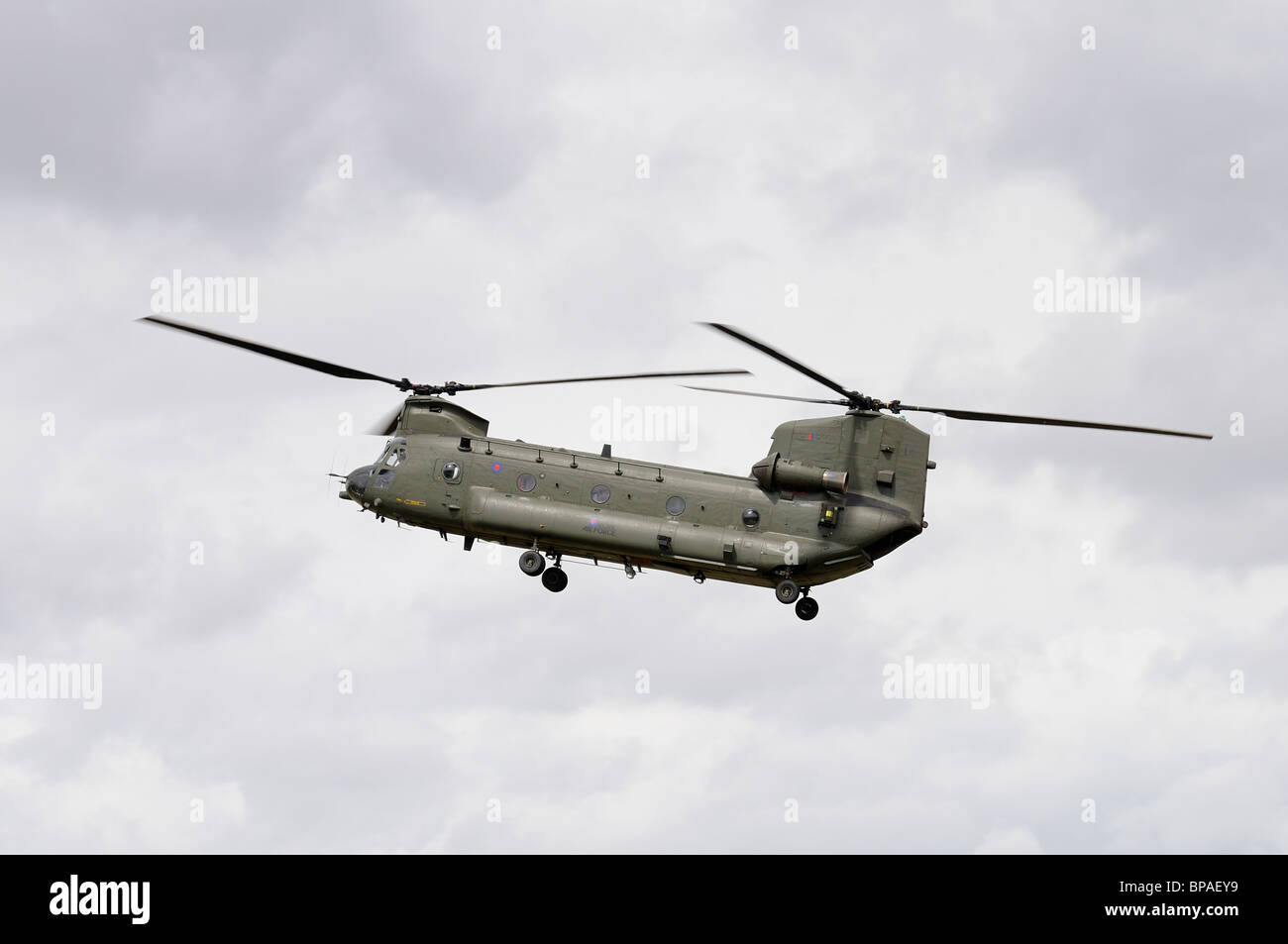 British Royal Air Force Boeing Chinook HC.2 helicopter ZD574 demostrates its cababilities in a tactical display at the 2010 RIAT Stock Photo