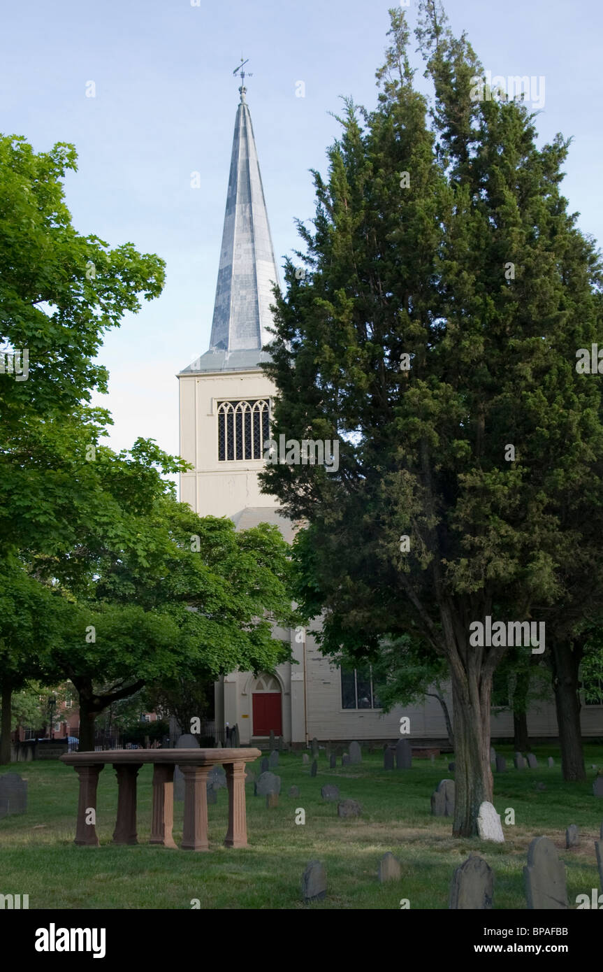 Cemetery scene beside the Unitarian Universalist Church in Harvard, Cambridge, Massachusetts, USA Stock Photo