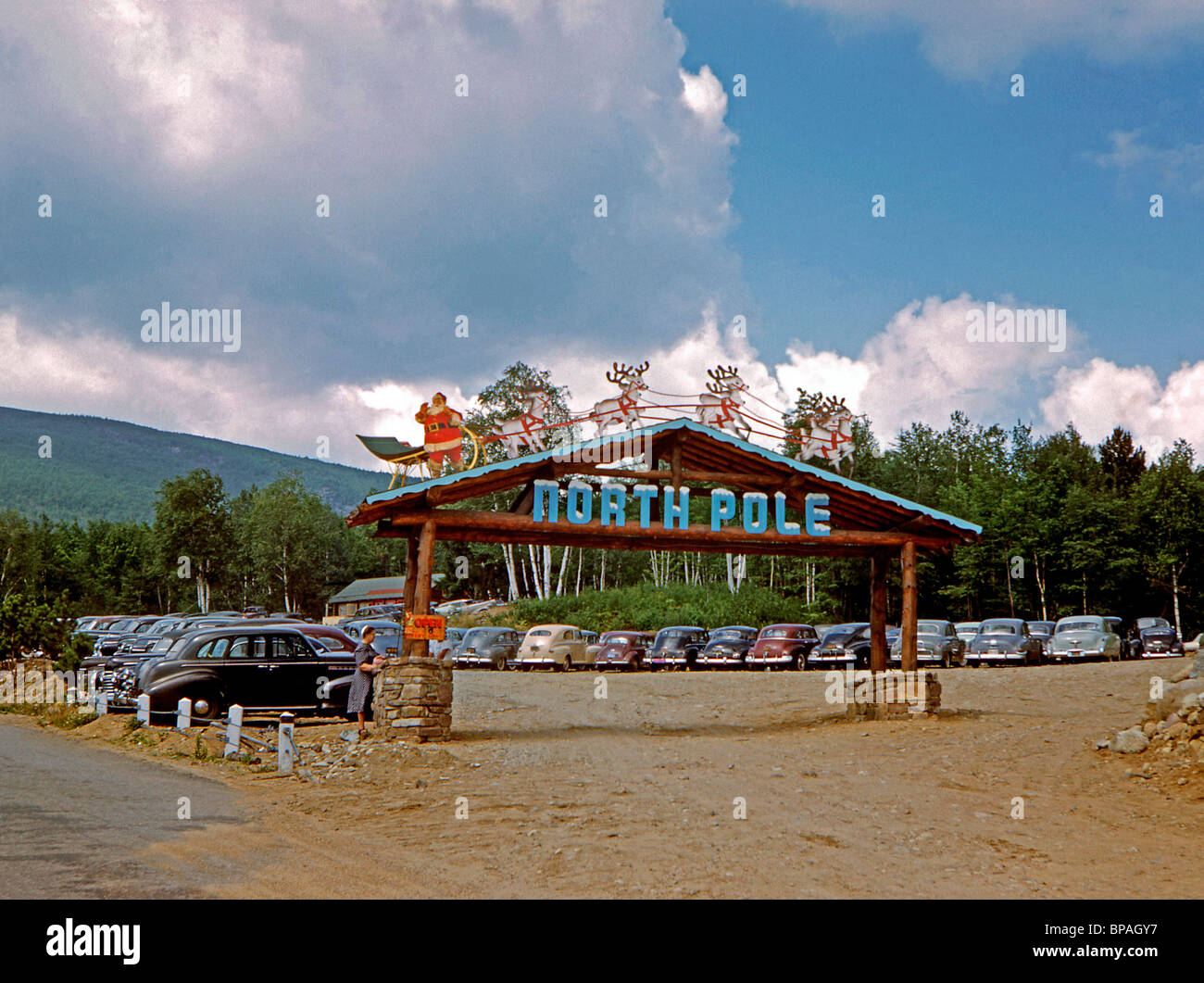 The parking lot and vintage cars at Santa's Wilmington, Lake