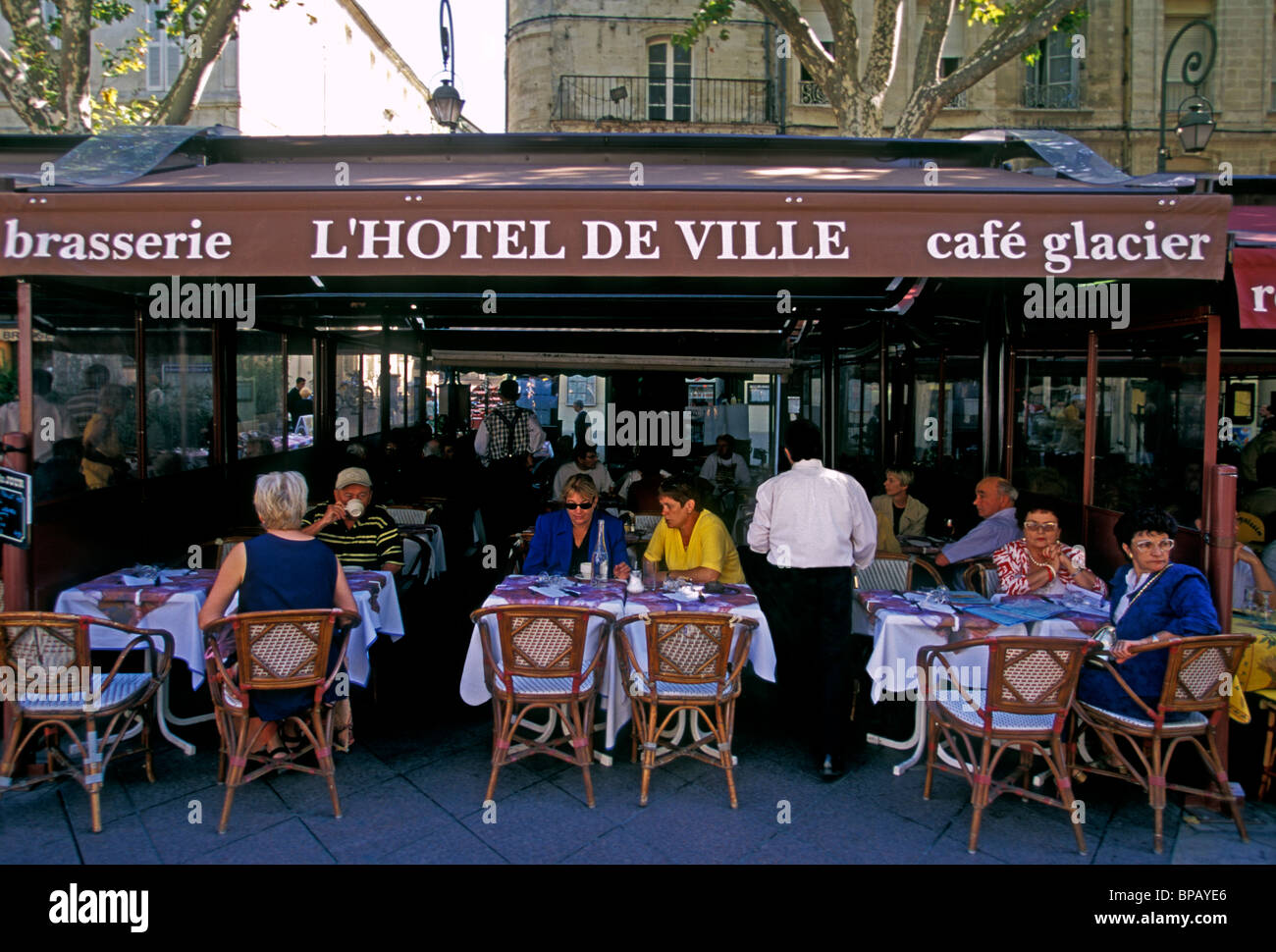 L'Hotel de Ville Restaurant, French restaurant, French food and drink,  French food, outdoor restaurant, Place de l'Horloge, Avignon, Provence,  France Stock Photo - Alamy
