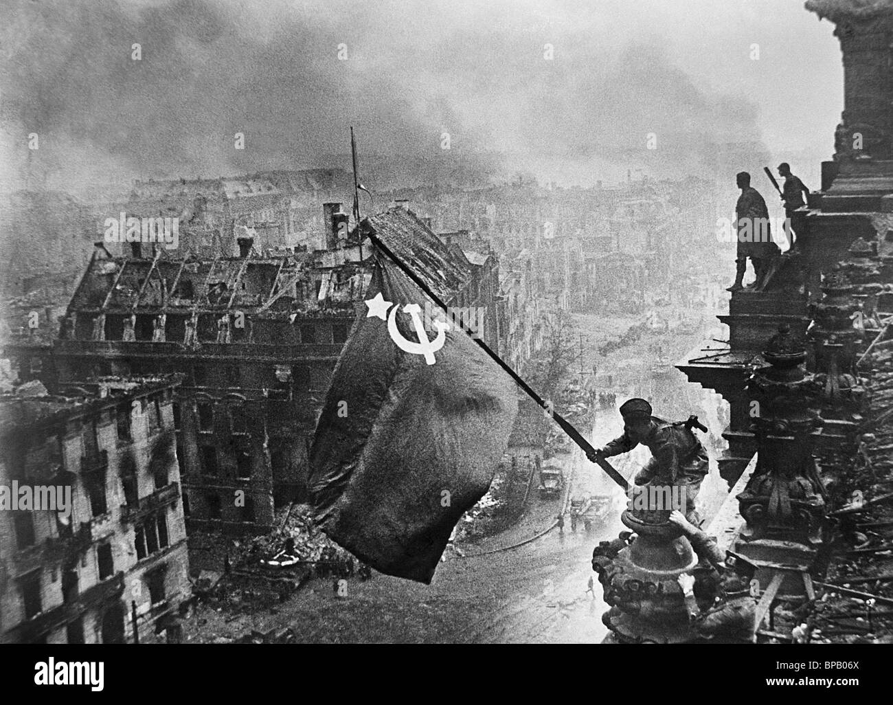 Флаг над берлином 1945 фото