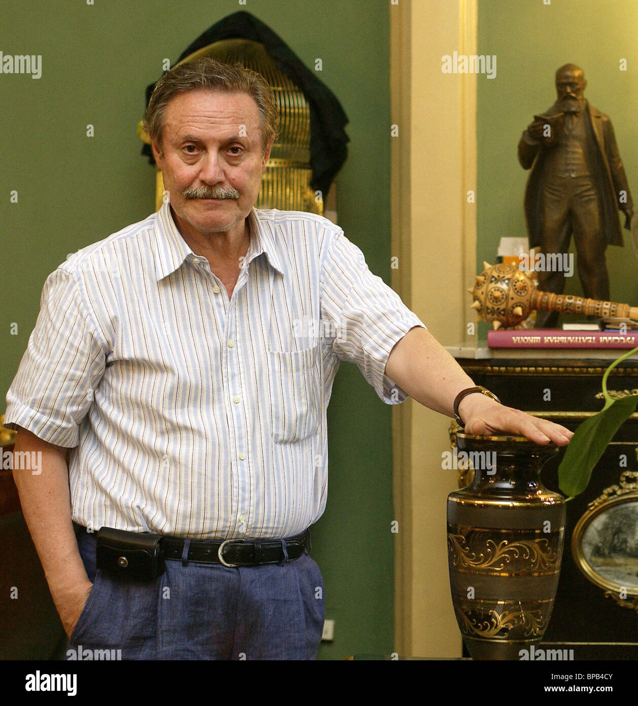 The artistic director of the Maly Theater, Yury Solomin, was discharged from the hospital and went to a sanatorium. 06.11.2012 41 The artistic director of the Maly Theater, Yury Solomin, was discharged from the hospital and went to a sanatorium. 06.11.2012 86