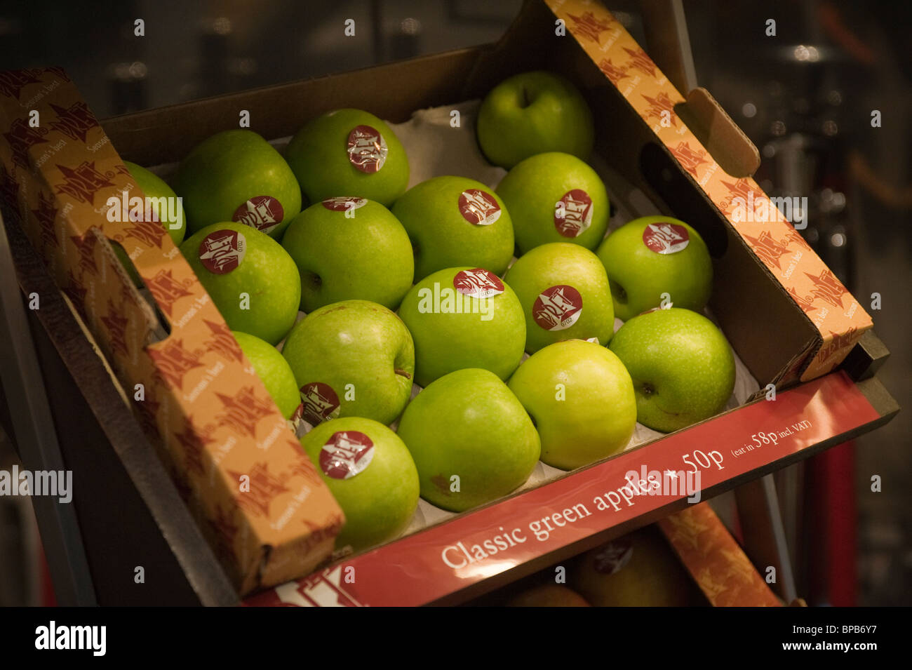 Cardboard box of Granny Smith apples at a Pret A Manger cafe Stock Photo