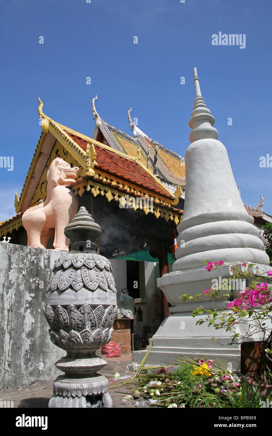wat-phnom-in-phnom-penh-cambodia-stock-photo-alamy