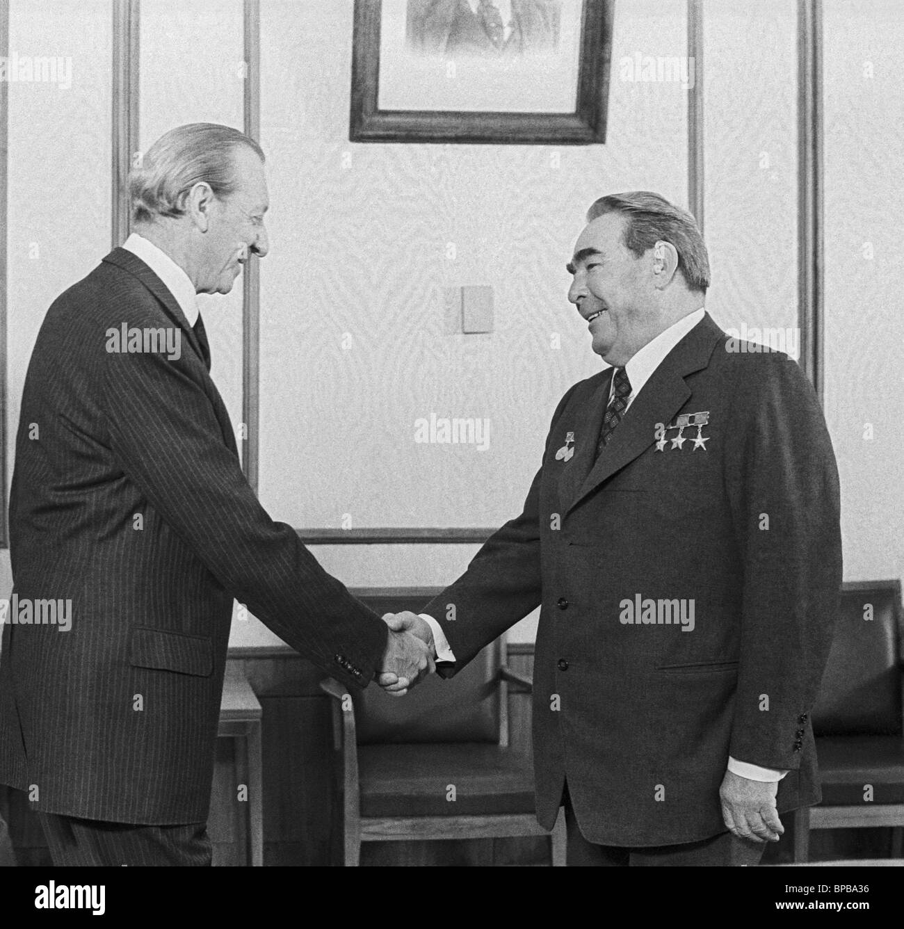 https://c8.alamy.com/comp/BPBA36/leonid-brezhnev-meets-with-kurt-waldheim-1977-BPBA36.jpg