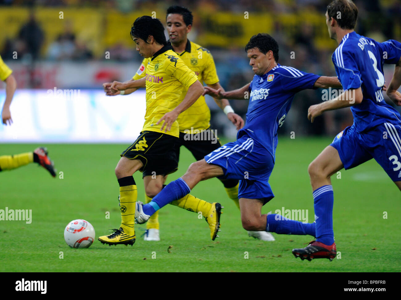 Remember Shinji Kagawa? He's back, scoring absolute blooters against PSG