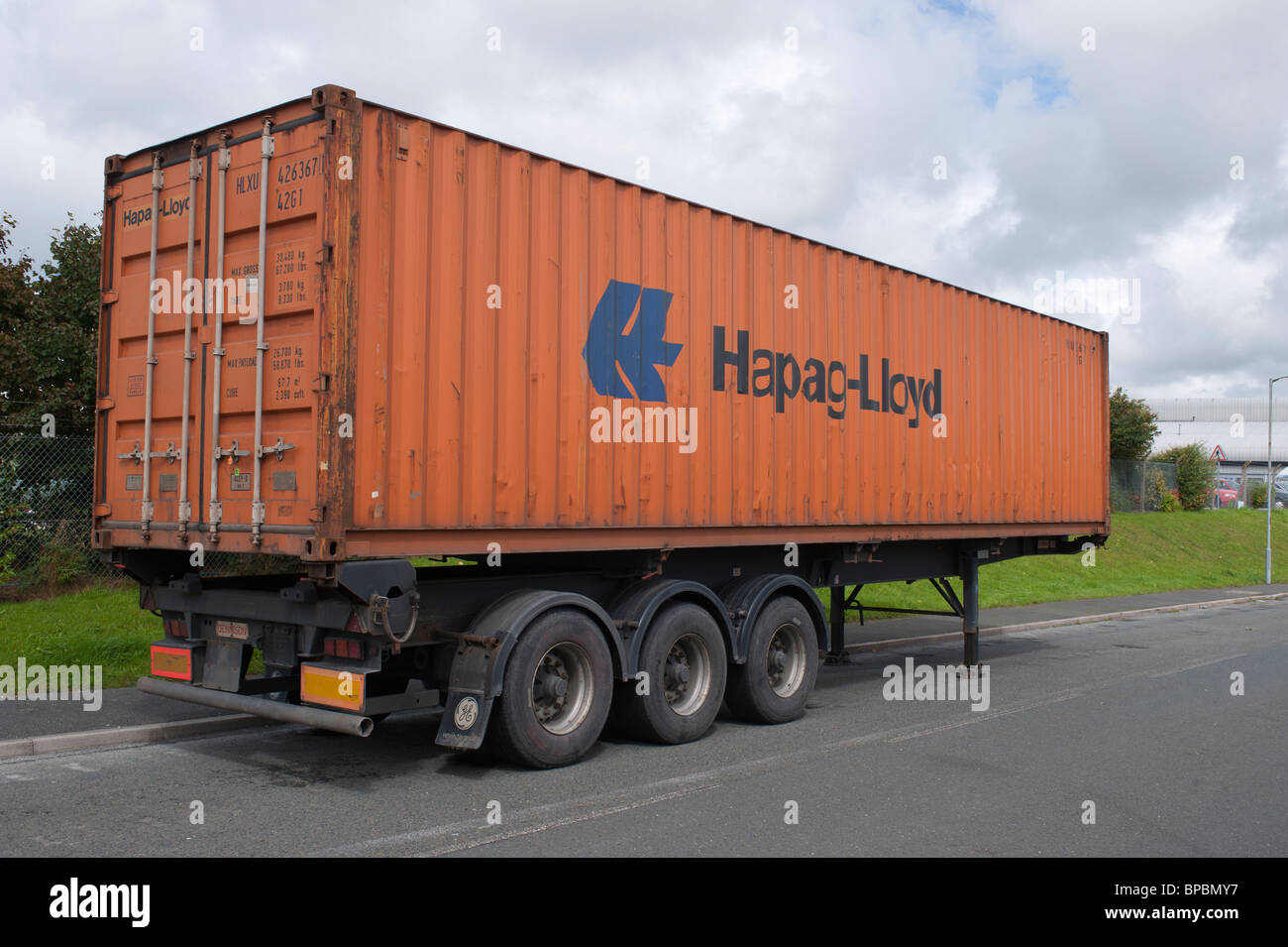 hapag-lloyd-40-container-on-a-trailer-uk-2010-BPBMY7.jpg