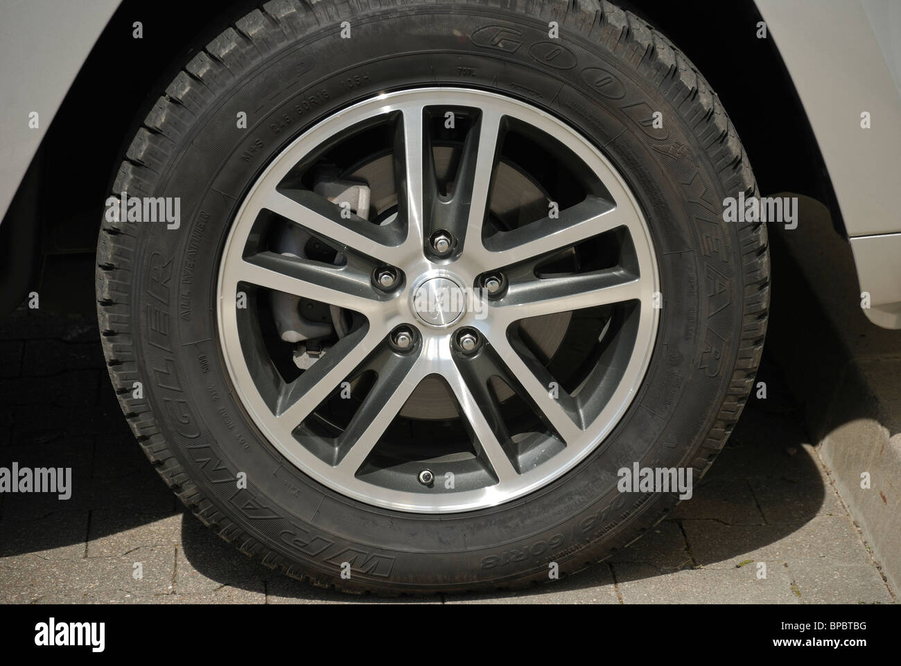 Jeep Grand Cherokee 3.0 CRD - MY 2005 (WK) - US popular large off-road 4x4  vehicle - wheel (tyre and rim Stock Photo - Alamy