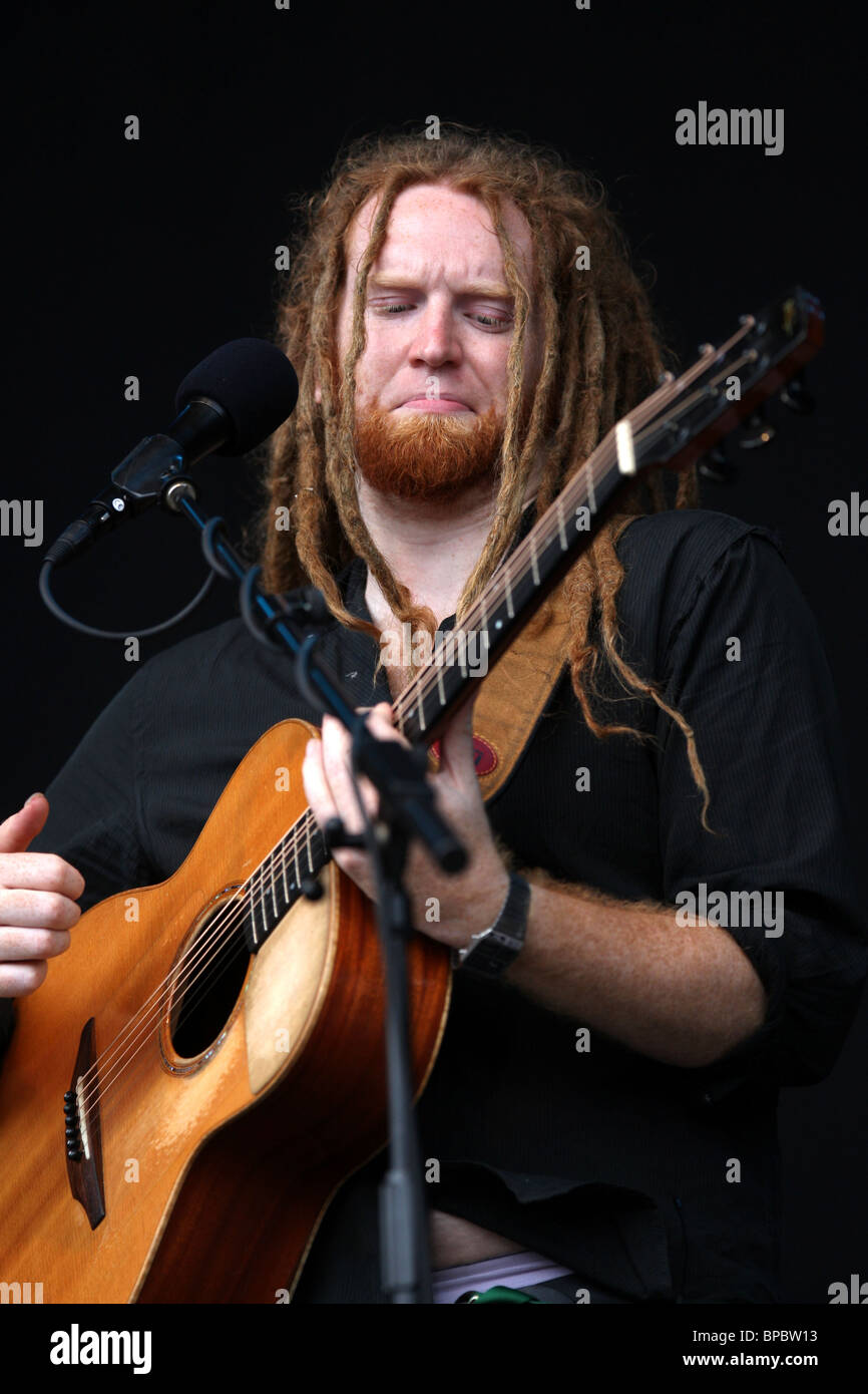 NEWTON FAULKNER AT THE START OF THE V FESTIVAL  AT HYLANDS PARK,CHELMSFORD,ESSEX ON SATURDAY 21ST AUGUST. Stock Photo