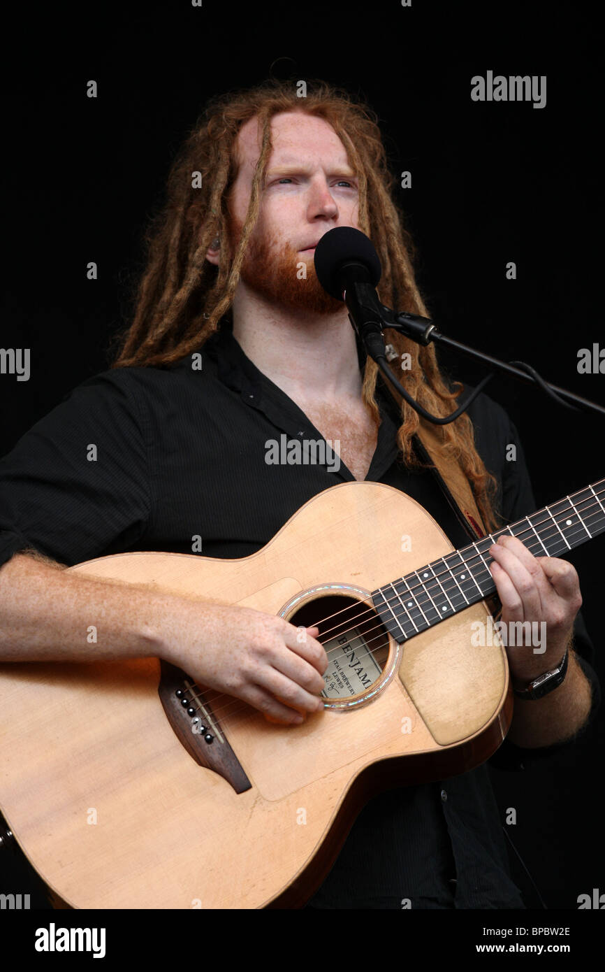NEWTON FAULKNER AT THE START OF THE V FESTIVAL  AT HYLANDS PARK,CHELMSFORD,ESSEX ON SATURDAY 21ST AUGUST. Stock Photo