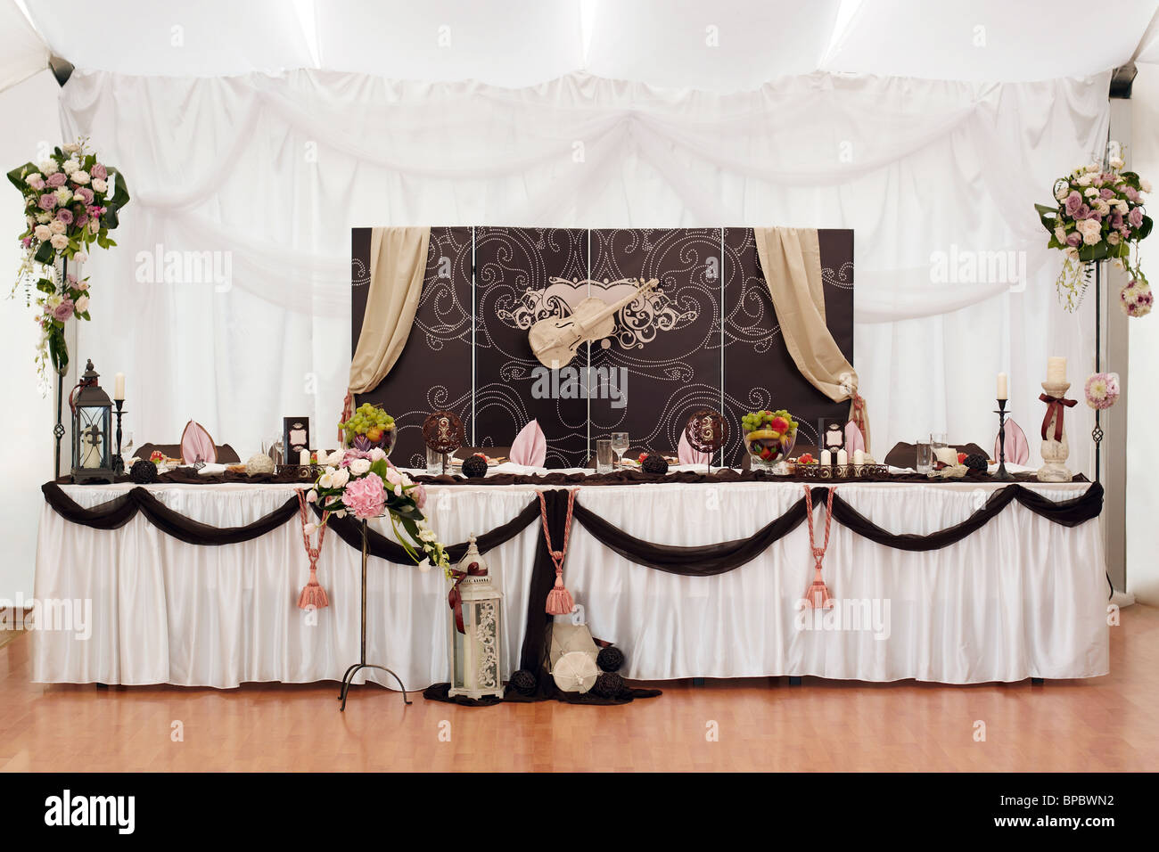 Groom and bride restaurant table before celebration Stock Photo Alamy