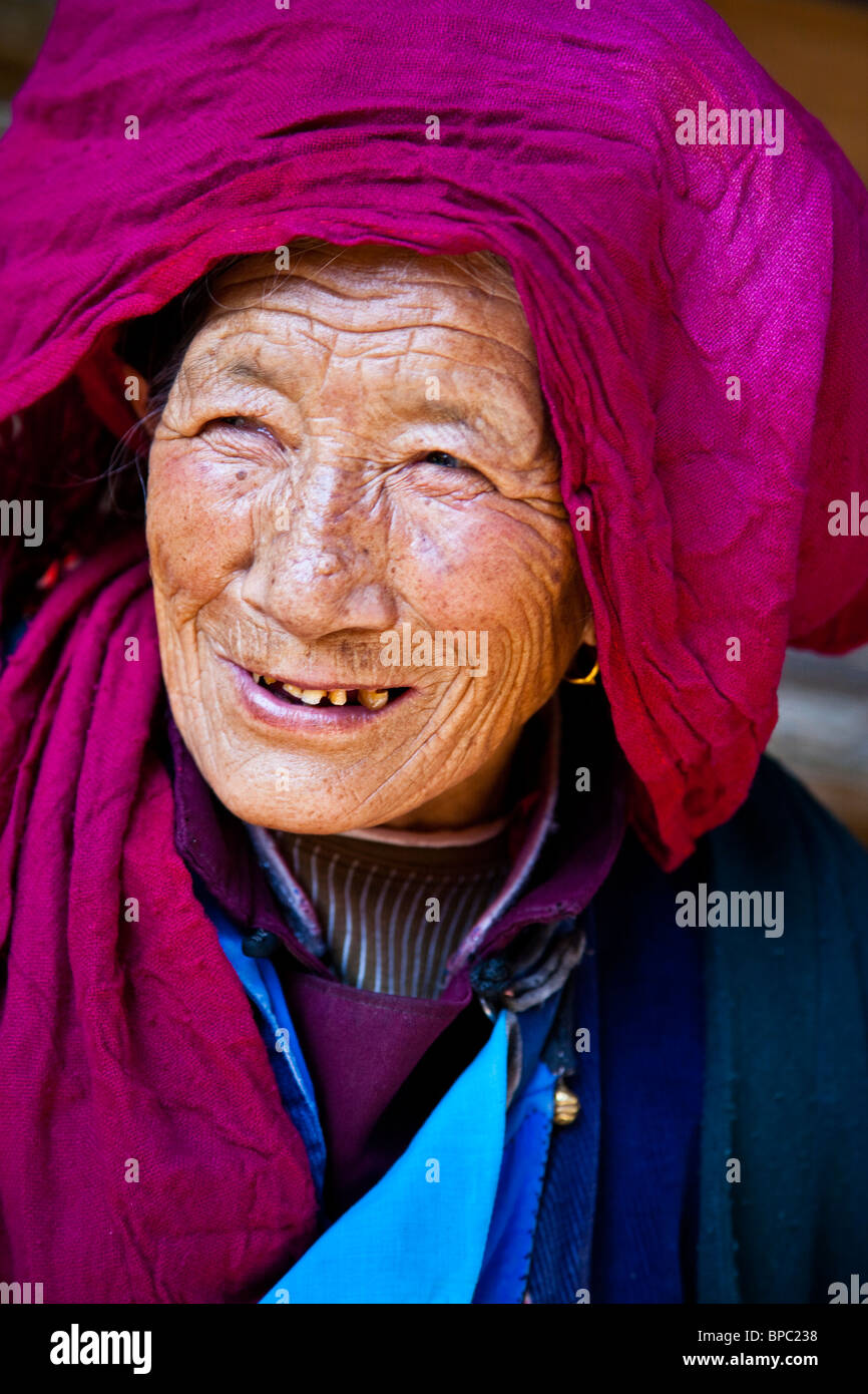 Old ethnic minority Chinese woman in Shangri-La or Zhongdian in Yunnan Province, China Stock Photo
