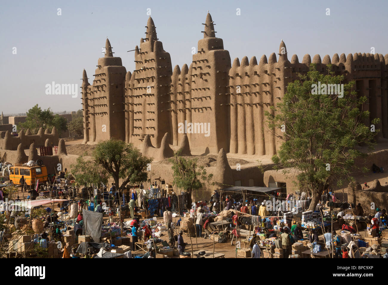 The Monday market infront of the great mud mosque, Djenne, Mali, West Africa Stock Photo