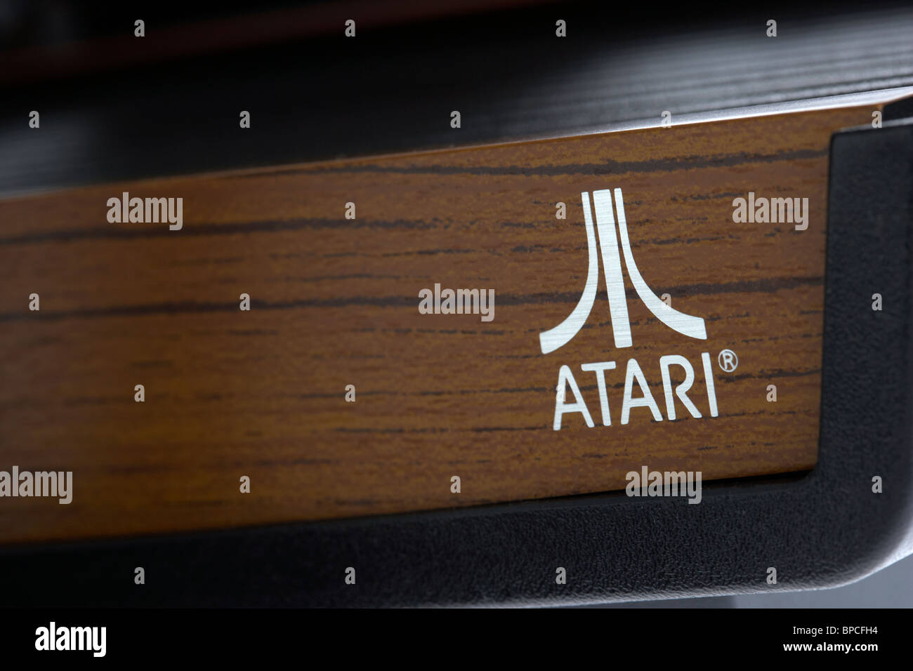 Los últimos modelos de Atari 2600 VCS Sistema Informático de vídeo consola  de juegos Junior Plus joystick negro original con botón rojo brillante  Fotografía de stock - Alamy