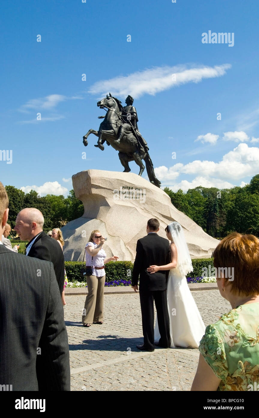 Newly Weds in front of The Bronze Horseman. Statue of Peter the Great in Decembrists Square, St Petersburg, Russia Stock Photo