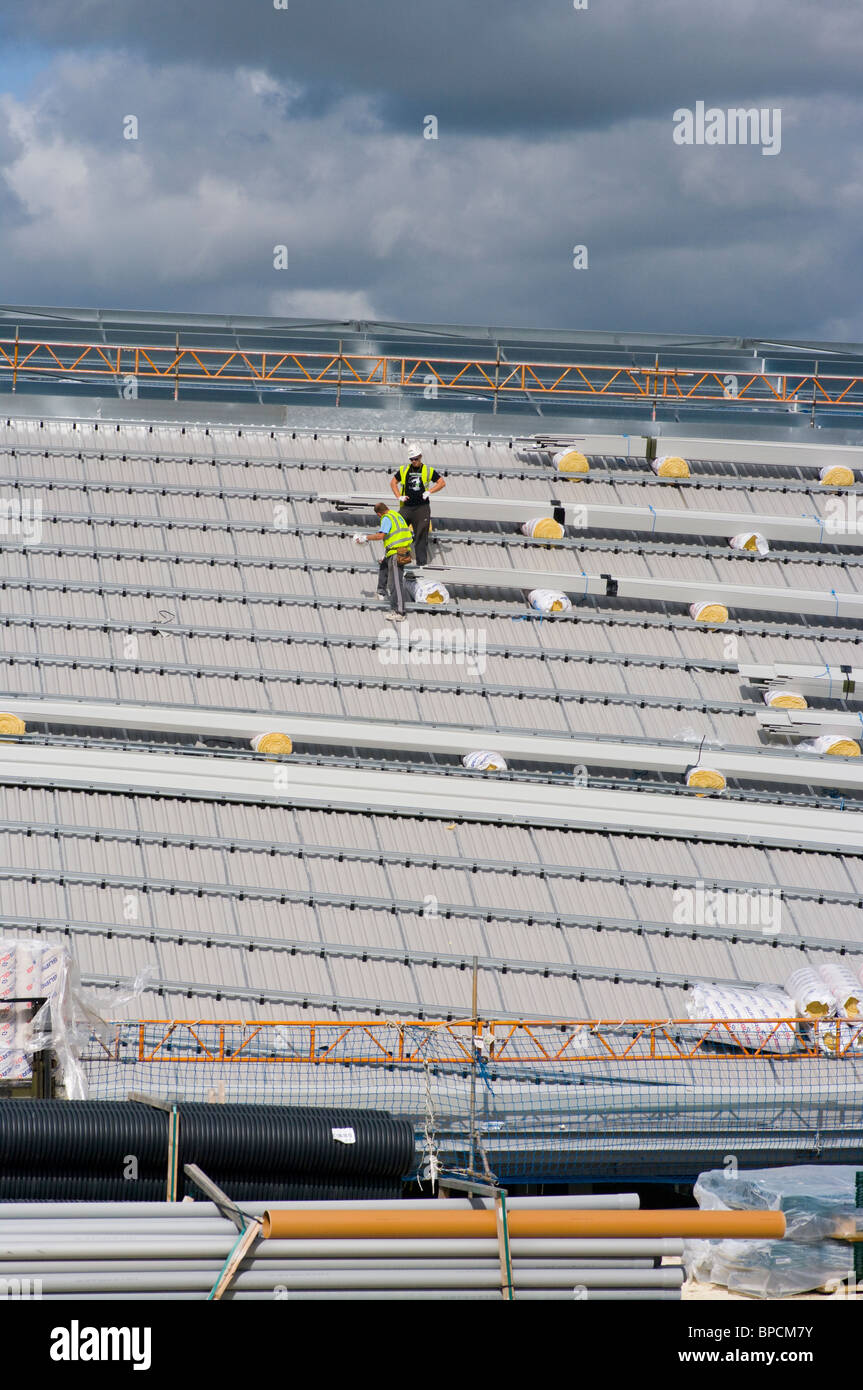 Construction Workers On The Roof Of The Falmer Stadium. The New Home of Brighton And Hove Albion Football Club Stock Photo