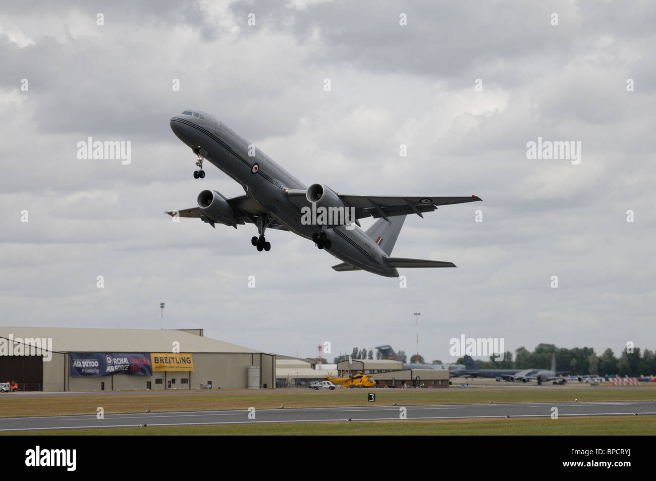 Royal New Zealand Air Force Boeing 757 NZ7572 of 40 Squadron  takes off for a display at the 2010 RIAT Royal International Air T Stock Photo