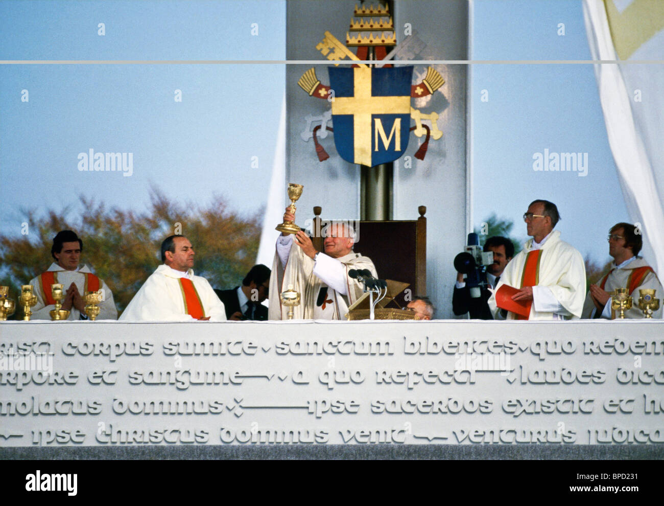 Pope John Paul II celebrates Mass and offers up the gold chalice at an outdoor ceremony in Knock in Ireland Stock Photo