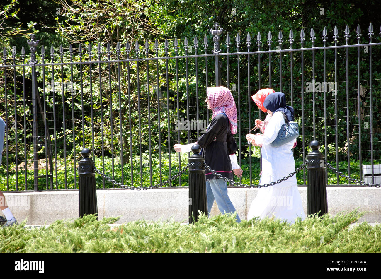 Muslim women walking near by the White House, Washington DC, USA Stock Photo