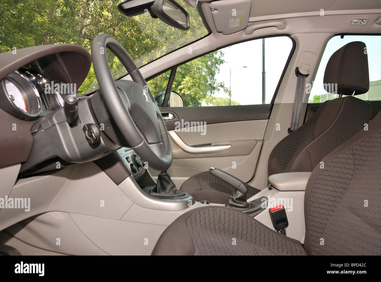 Berlin - April 2014: Peugeot 407 2003-2010 sedan pre facelift interior  dashboard cockpit steering wheel front seat and mechanic manual  transmission Stock Photo - Alamy