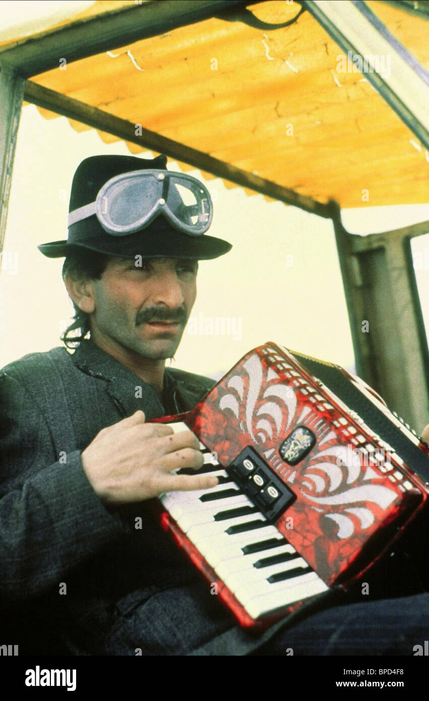 MAN WITH ACCORDION TIME OF THE GYPSIES; DOM ZA VESANJE (1988) - Stock Image