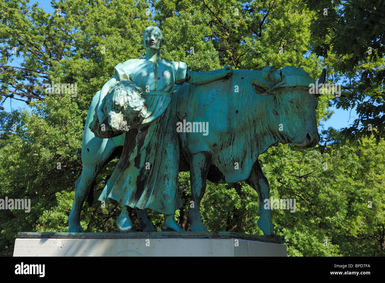 Bronzeskulptur 'Magd mit Stier' am Ludgeriplatz in Muenster, Westfalen, Nordrhein-Westfalen Stock Photo