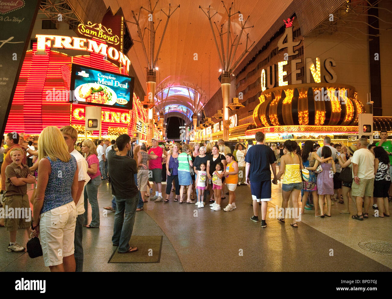 People enjoying the Las Vegas nightlife downtown on Fremont Street, Las  Vegas, Nevada, USA Stock Photo - Alamy