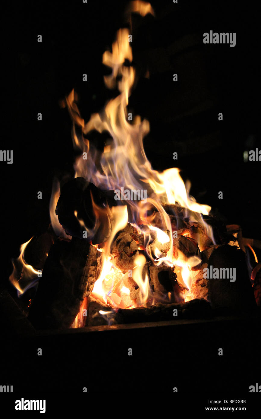 Log Fire at night in a fire pit, big flames Stock Photo Alamy