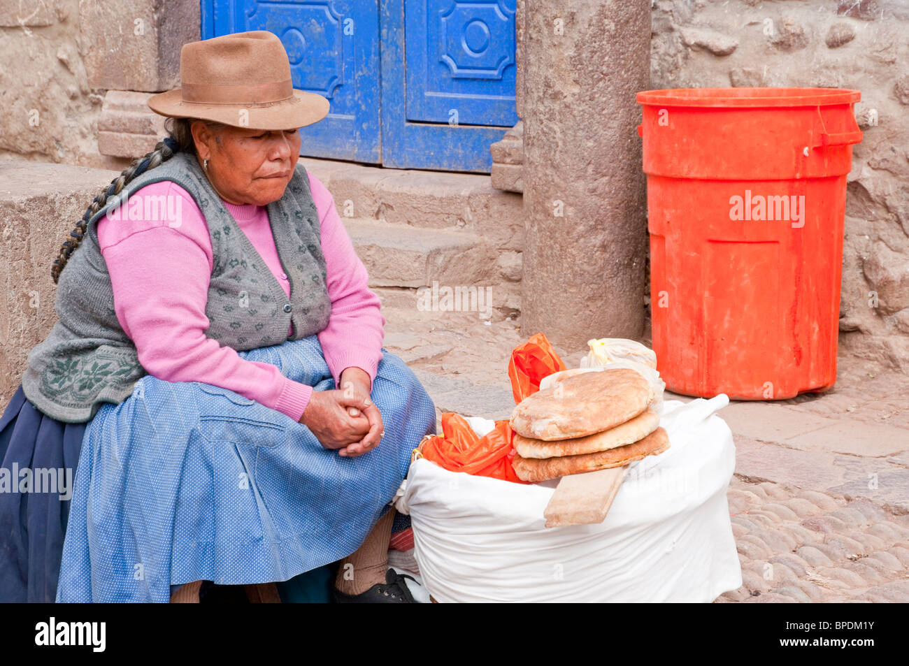 A Peruvian lady in traditional dress at the Pisac market, Urubamba Valley, Peru, South America. Stock Photo