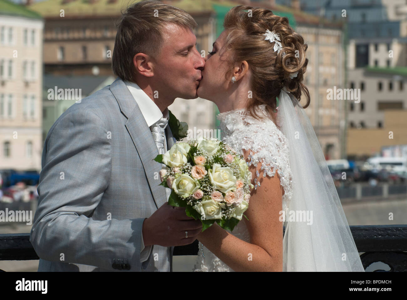 Wedding couple kissing city hi-res stock photography and images - Alamy