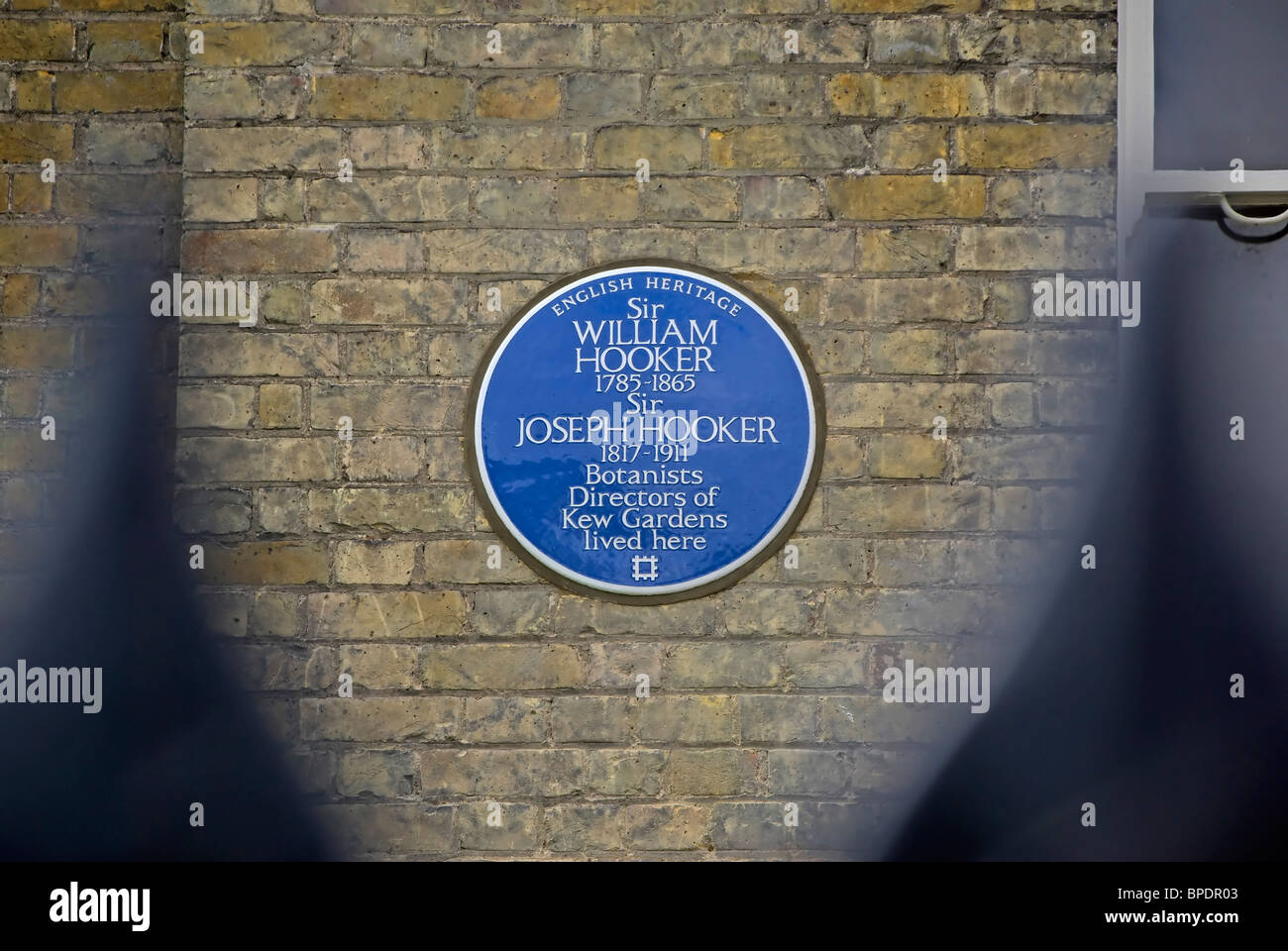 english heritage blue plaque marking a home of botanists sir william hooker and sir joseph hooker,  kew green, surrey, england Stock Photo