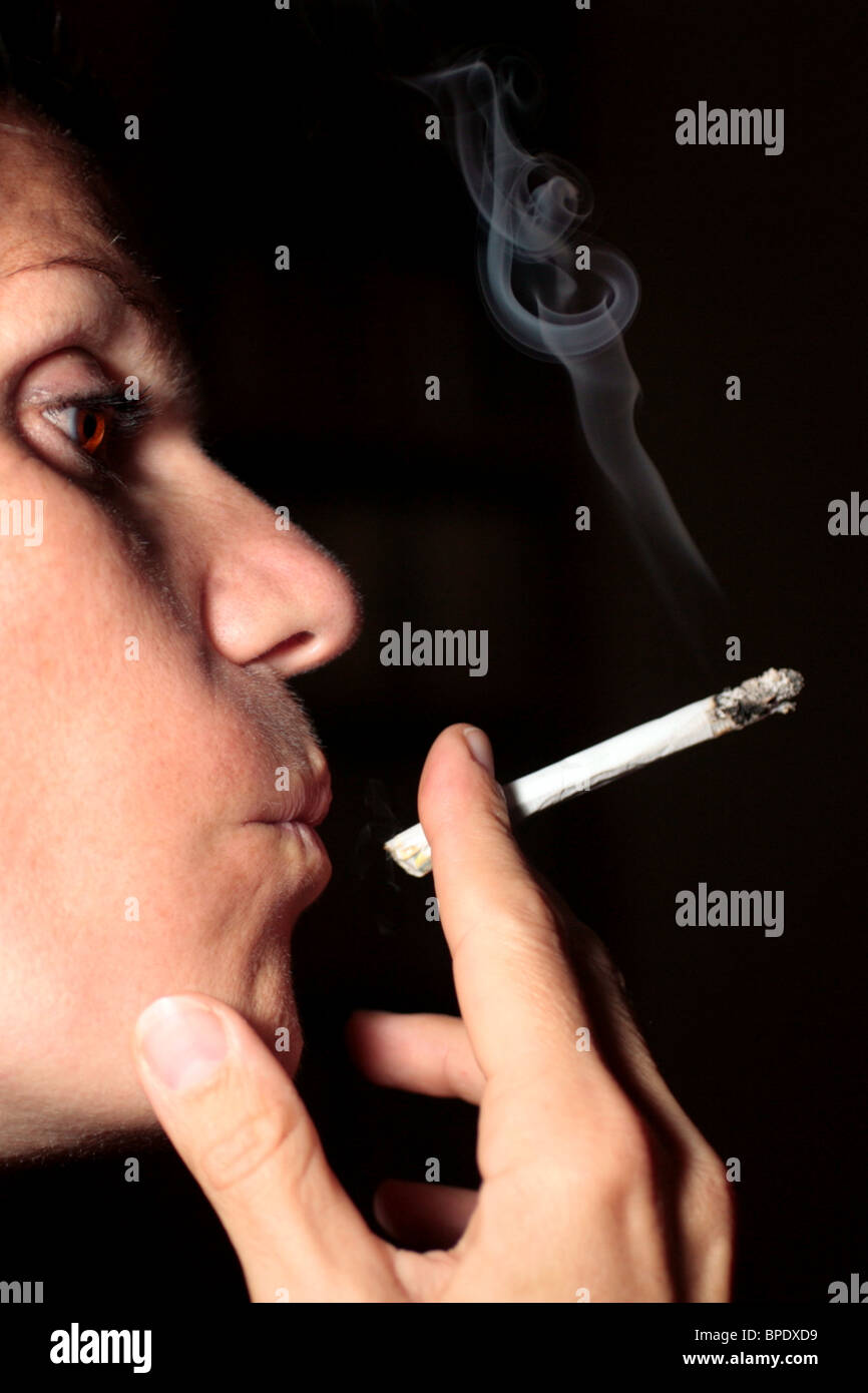 Woman smoking roll up hi-res stock photography and images - Alamy
