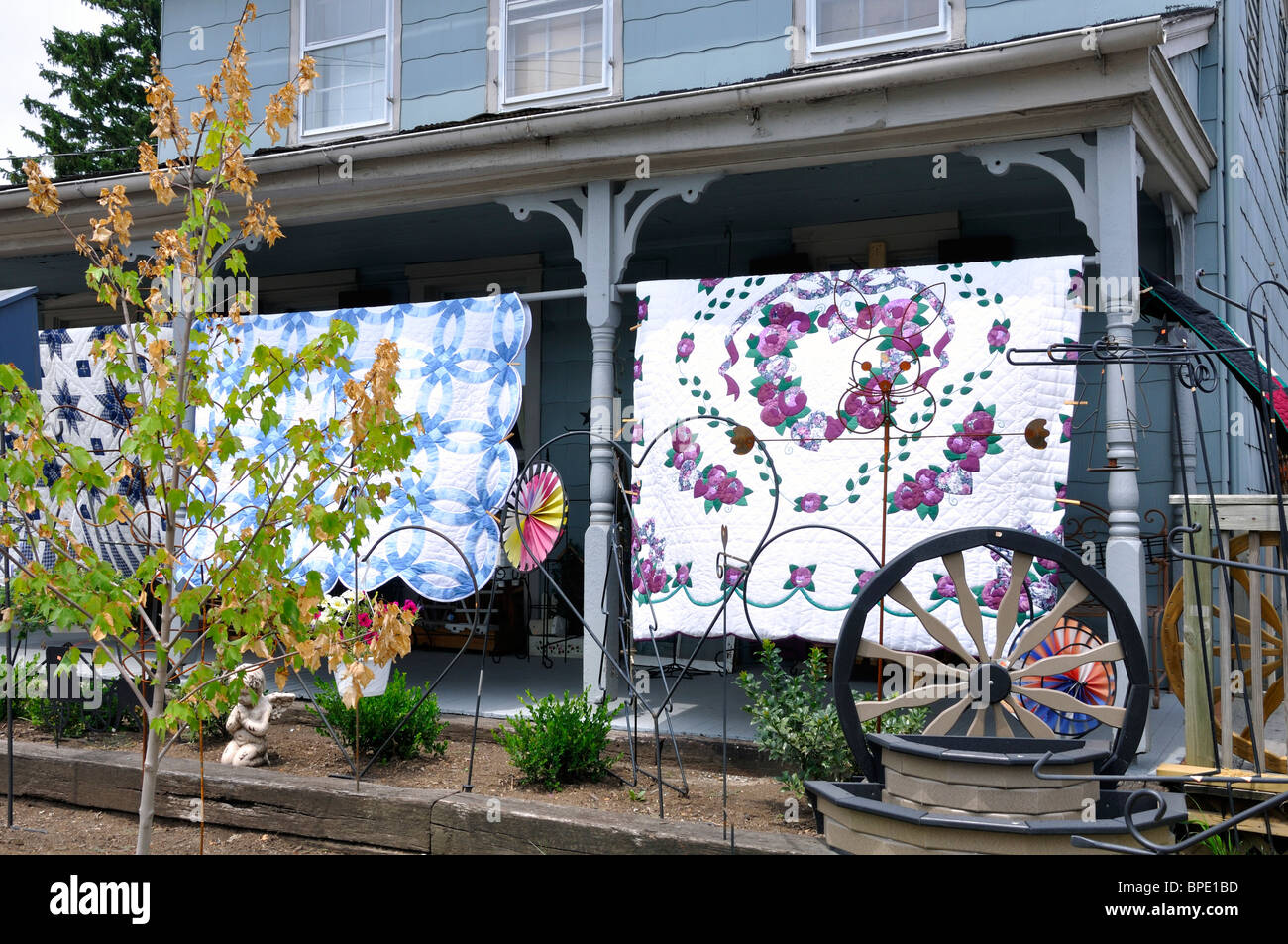 Quilt store, Amish Country, Pennsylvania, USA Stock Photo Alamy