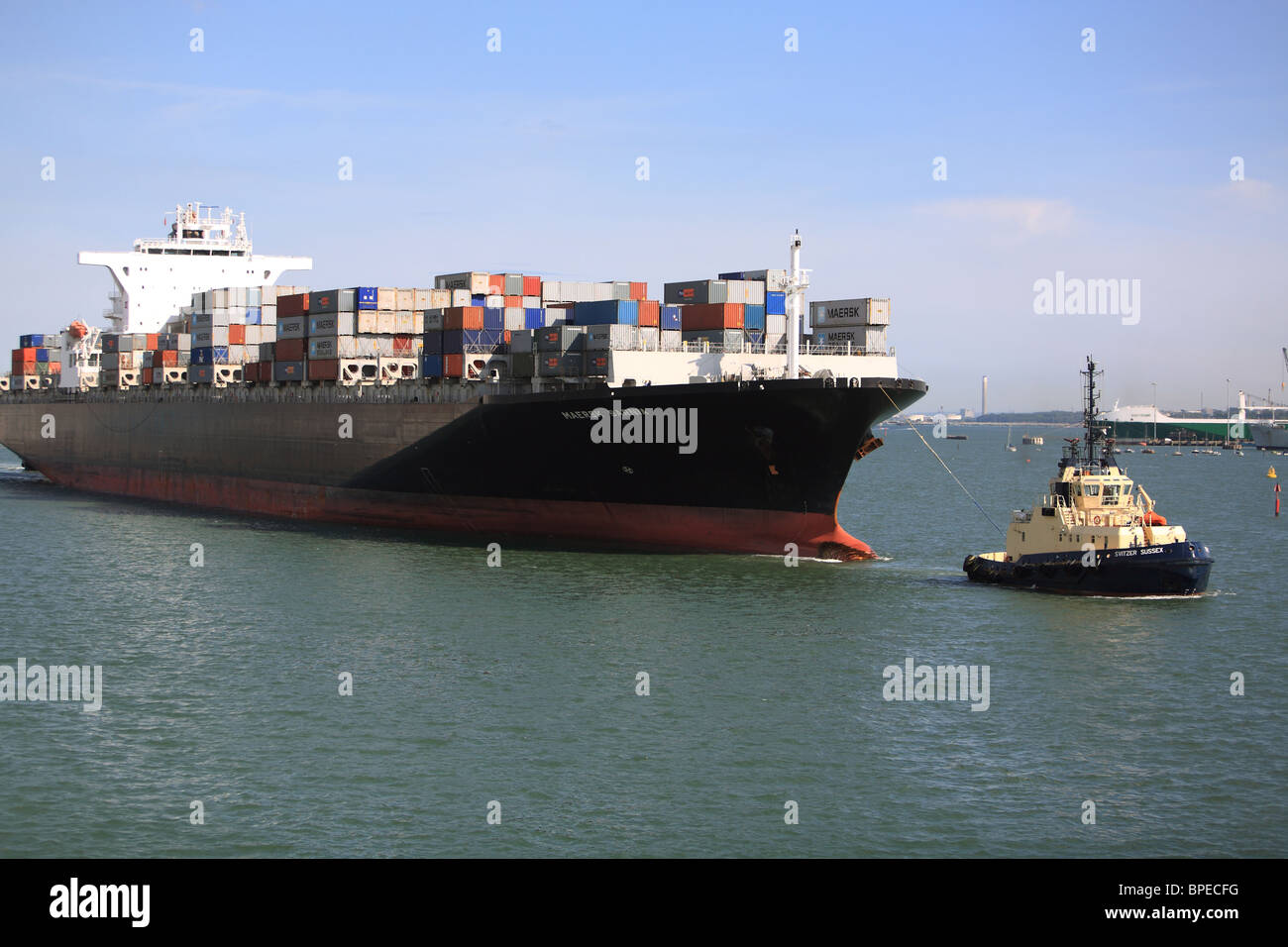 "Maersk Sarnia" container ship arriving Southampton England Stock Photo