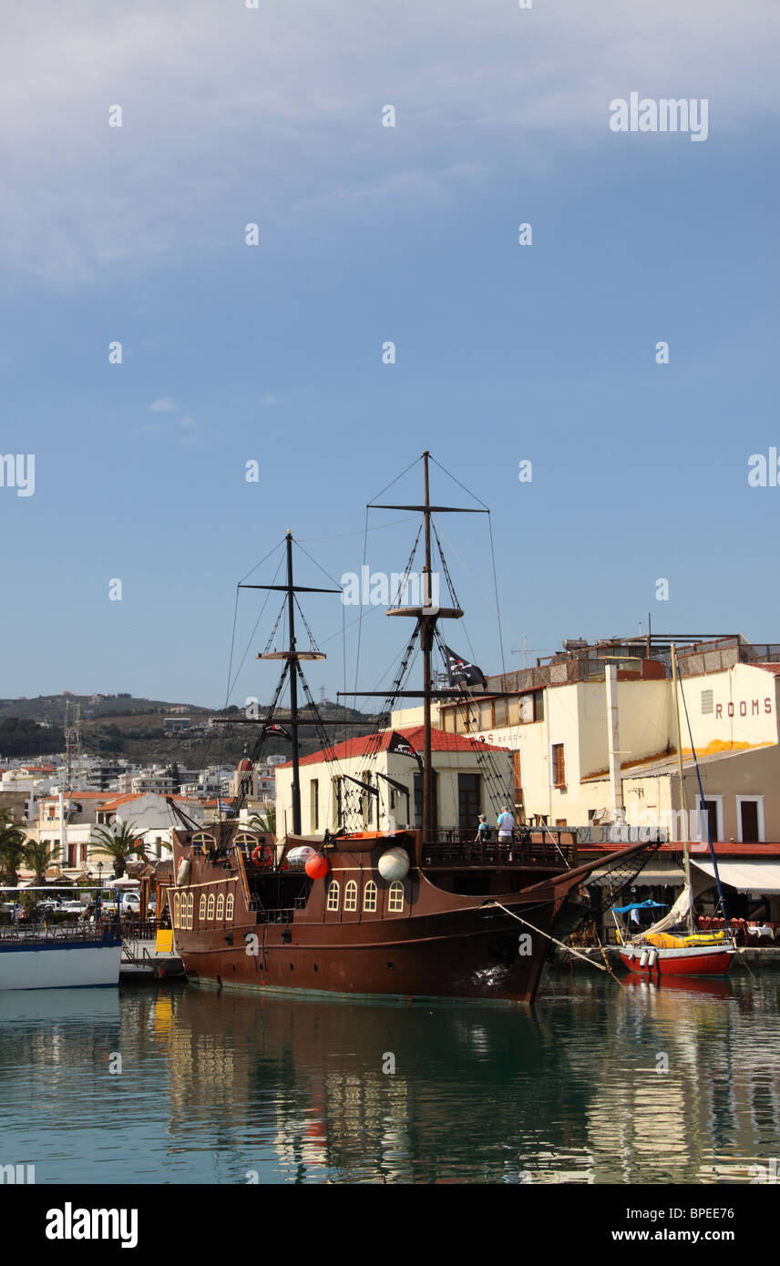 Pirate boat hi-res stock photography and images - Alamy