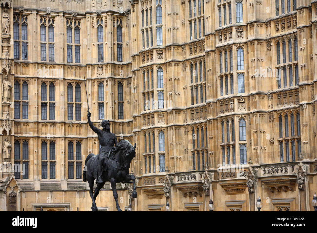 Casas Do Parlamento E Estátua Do Rei Ricardo Coração De Leão, No Bairro De  Westminster - Dia Ensolarado Com Muitos Detalhes Arquitetônicos Foto  Royalty Free, Gravuras, Imagens e Banco de fotografias. Image