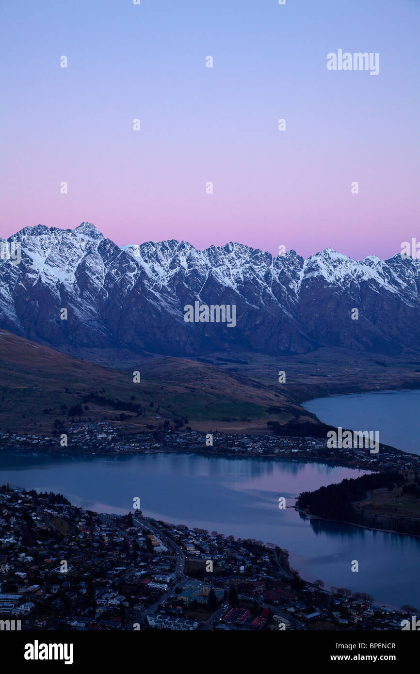 Dusk over queenstown and lake wakatipu hi-res stock photography and ...