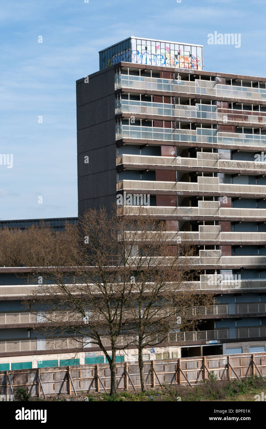 empty-flats-at-the-claydon-block-of-the-heygate-estate-elephant-and